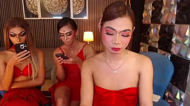 AudreyMilesTrans Show in webcam