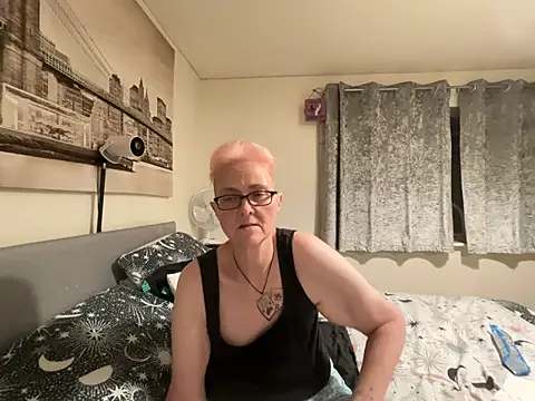Curvy-Jinx's Live XXX Chat