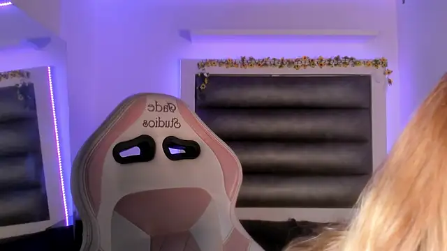 adhalee_js' Live XXX Chat