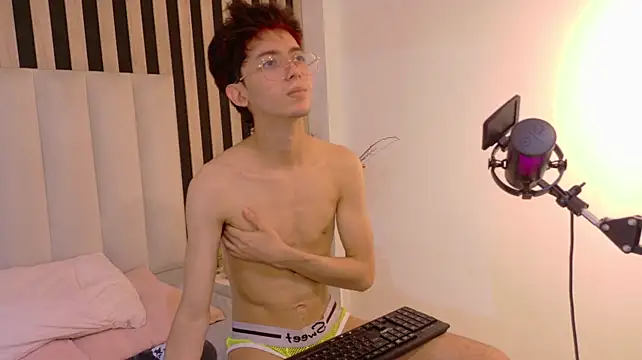 Twink_Sebas7 Show in webcam