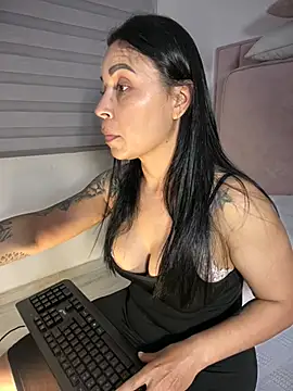 Natural_BIGASS_Nina – Naživo XXX chat