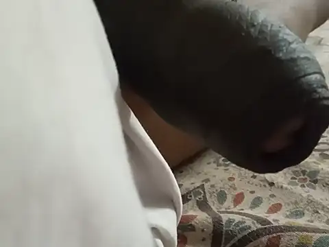 UncutlovingGuy Pertunjukan Webcam