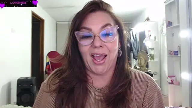 Myrnasexxx XXX чат на живо