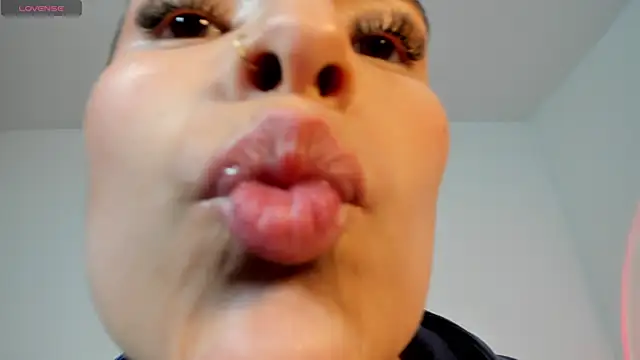 Chat +18 de Adhhaaraaa_ ao vivo