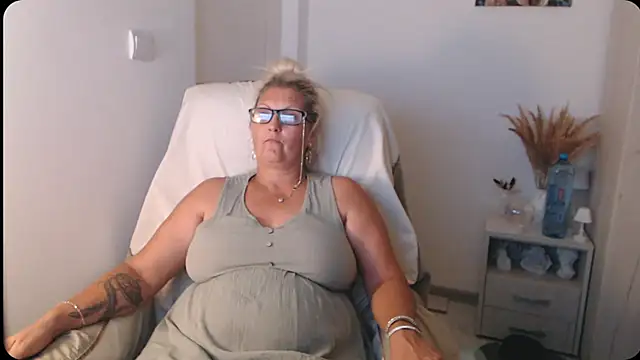 Divineblond Webcam show