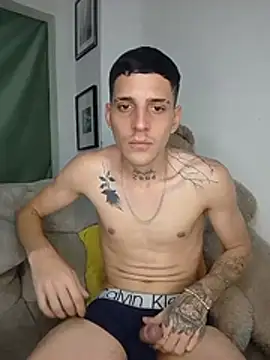 MaxHornyLatin webcam show