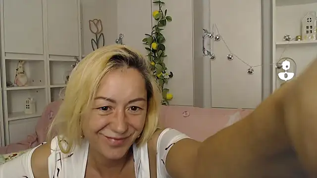 _karolynesyera_'s Live XXX Chat