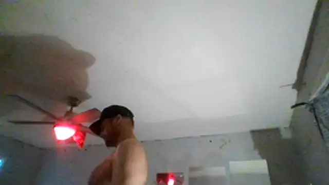צ'אט XXX בשידור חי של AidenMcKnight