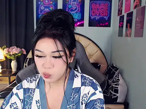 Show modela SexxyTsLoverr na web-kameri