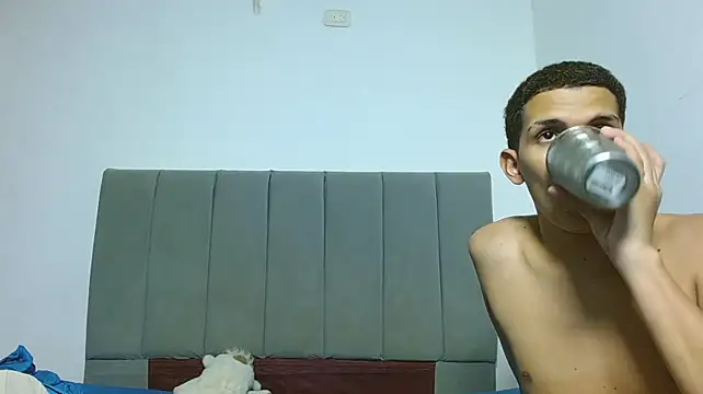 Jose_And_Daniel Adlı Modelin Canlı XXX Sohbeti