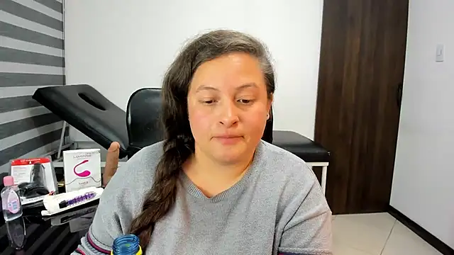 SaraThonson_'s Live XXX Chat