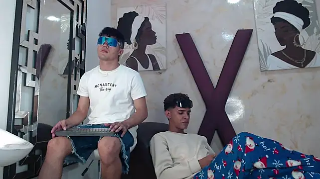 צ'אט XXX בשידור חי של VERY_HOT_GUYS