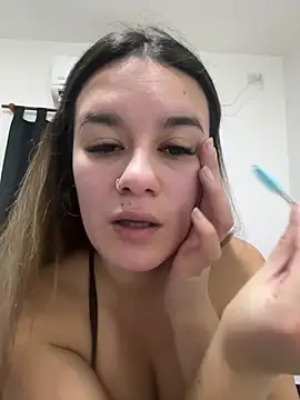 LatinaFuegoX Show in webcam