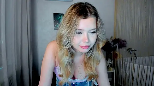 FollowLovee Adlı Modelin Canlı XXX Sohbeti