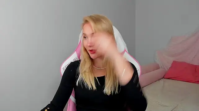 ElaraVoltage Adlı Modelin Canlı XXX Sohbeti