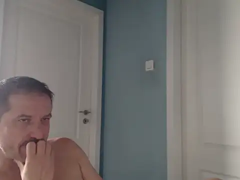 MisterFaithRO: διαδικτυακό σόου στην κάμερα