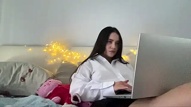 LucyLuxy: διαδικτυακό σόου στην κάμερα