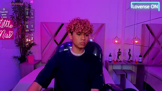 Anyelo_Twink élő XXX-chatje