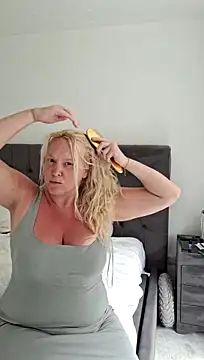 Bella_Squirts 网络视讯表演