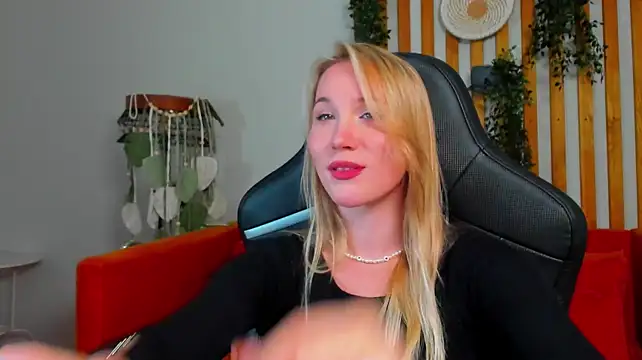 ElaraVoltage's Live XXX Chat