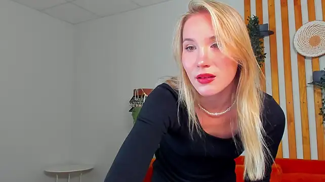 ElaraVoltage's Live XXX Chat