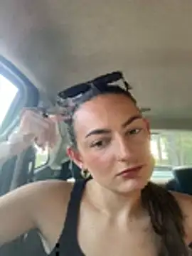 MiaLovesxxx: διαδικτυακό σόου στην κάμερα