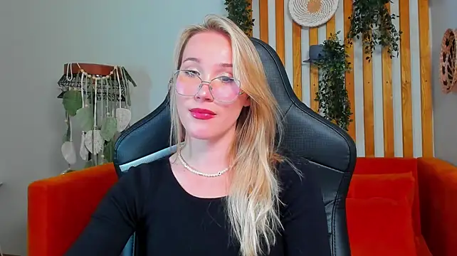 ElaraVoltage Chat XXX live