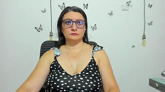Amie_Adams82_ Adlı Modelin Canlı XXX Sohbeti