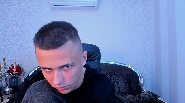 צ'אט XXX בשידור חי של lucaskaur