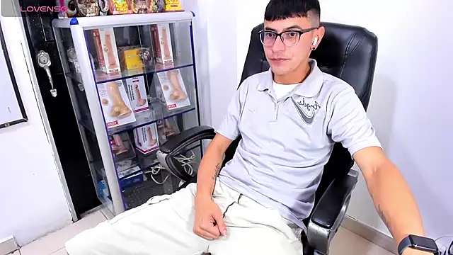 Alexx_bigcockk webkamerás műsora