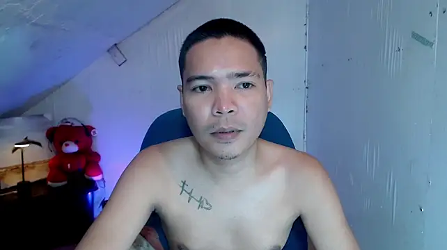 MANIACasianX: διαδικτυακό σόου στην κάμερα
