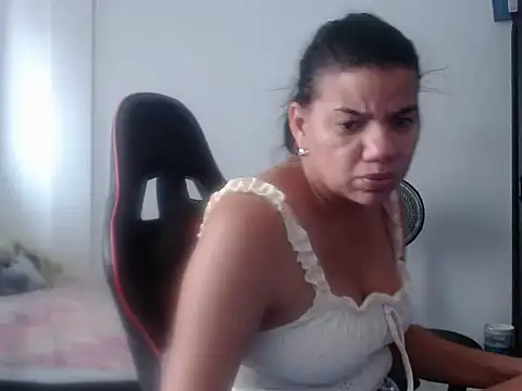 Adriana_0312 XXX чат на живо