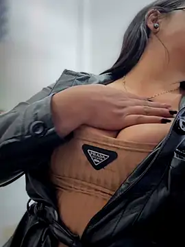 Mia_Risky-1: διαδικτυακό σόου στην κάμερα