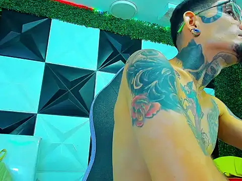Czat XXX na żywo – Boy_tatto77