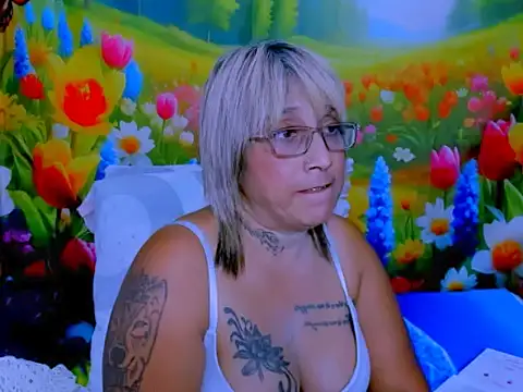 indianroxy's Live XXX Chat