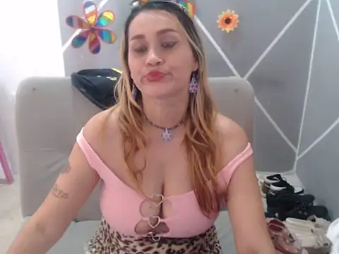 QueenHarlyee Chat XXX live