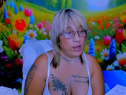 indianroxy's Live XXX Chat