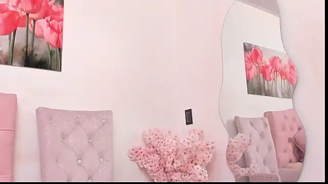 pinky_f00x's Live XXX Chat