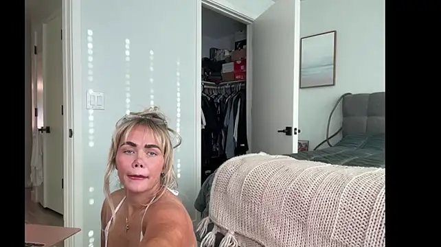 Pertunjukan Kamera Web ElenaErickson