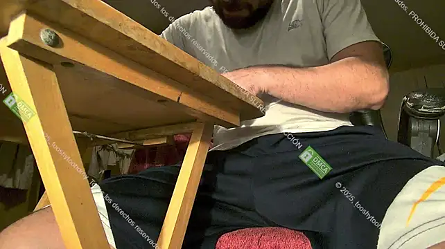 tooshytoohorny: διαδικτυακό σόου στην κάμερα