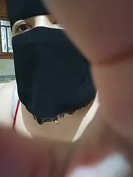 Lara-_-28's Live XXX Chat