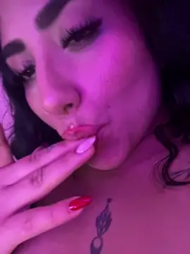 צ'אט XXX בשידור חי של SeleneMore