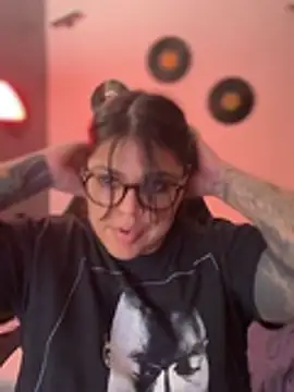 XXX chat uživo modela miacanela_xo