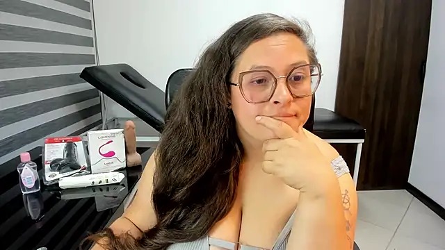 SaraThonson_'s Live XXX Chat