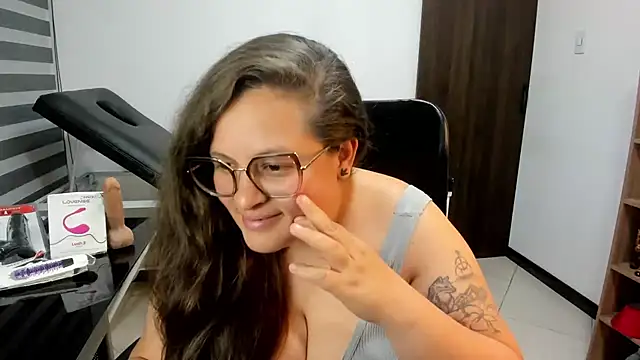 SaraThonson_'s Live XXX Chat