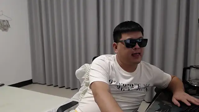 zhang1118's Live XXX Chat