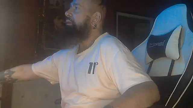 צ'אט XXX בשידור חי של maseurbeardedpig