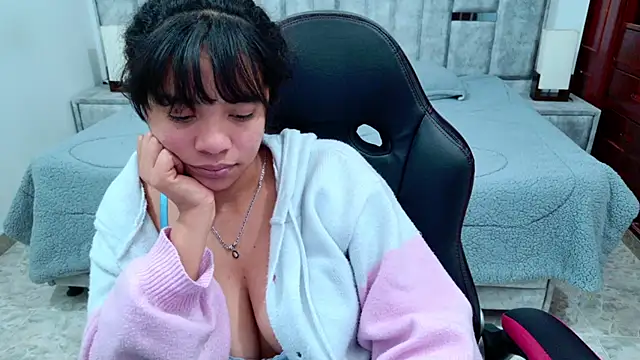 XXX chat uživo modela laureentt_