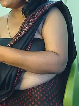 Pokazy przed kamerką – AADHIRA_Tamil_Mallu