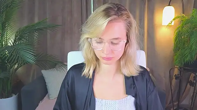 NoraMoreau Chat XXX live